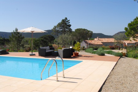 Pool och terass i söderläge